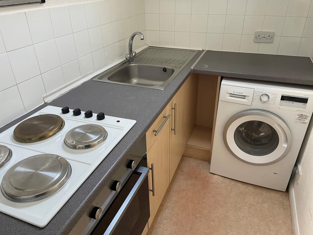 Lot: 54 - TOP FLOOR FLAT WITH ROOF TERRACE IN CITY CENTRE - Kitchen with fitted units
